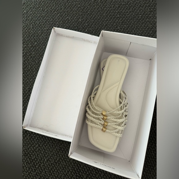 NWT Marc fisher Lalith sandal - ivory- size 9. Comes with box! - Picture 7 of 9
